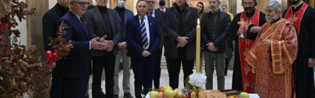 BOŽIĆ JE NAJRADOSNIJI HRIŠĆANSKI PRAZNIK! Vesić uneo badnjak u Stari dvor, čestitao Badnji dan (FOTO)