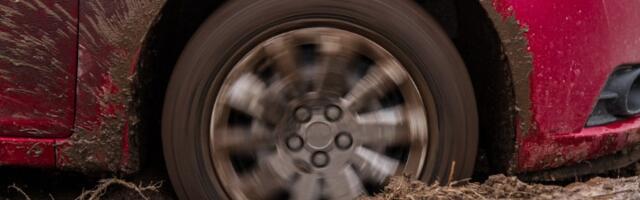 Izvucite auto iz blata uz pomoć ovog tika (VIDEO)