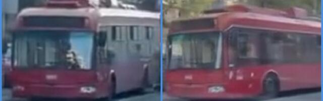 Zapalila se trola na uglu Takovske (VIDEO)