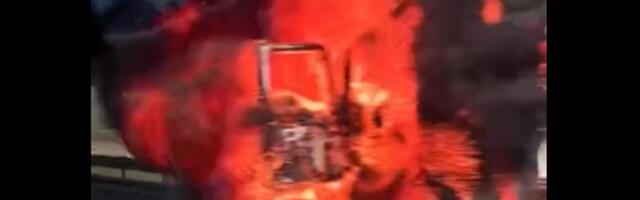U velikom požaru na auto-putu izgorela kabina kamiona (video)