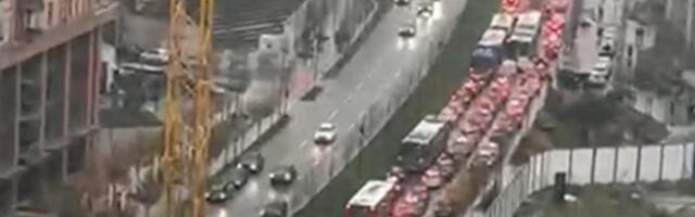 SVI POHRLILI U ŠOPING, OGROMNE KOLONE NA ULAZU U GALERIJU: Tržni centri i kafići prepuni, pare se troše na sve strane... Eto, toliko se loše živi u našoj Srbiji