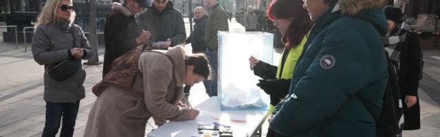Deo opozicije podržao studente u blokadi koji su prikupljali potpise za vanredne izbore