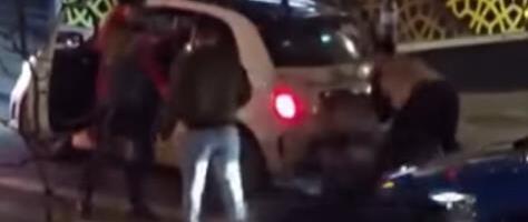 KRVAVA TUČA U CENTRU BEOGRADA! Svađa u saobraćaju se pretvorila u brutalni obračun nasred ulice: Prolaznici snimili sve (VIDEO)