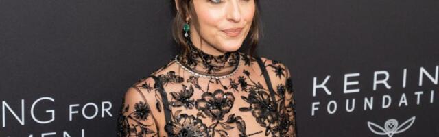 Dakota Džonson pokazala savršeno telo: Intimne delove pokrila knjigom i kosom, a hirurg otkriva šta je sve radila!