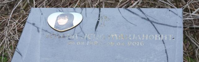 Spomen ploča, iza nje šiblje: Obišli smo mesto gde je pre deset godina nađeno telo Jelene Marjanović, a danas..... (FOTO/VIDEO)