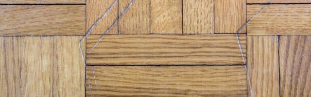 Kako da se rešiš ogrebotina na parketu za 3 minuta BEZ MAJSTORA: Stvari iz kupatila vraćaju sjaj drvetu