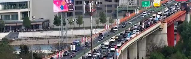 Ogromne gužve u Beogradu pred vikend: Vozila mile na mostovima, centar je zakrčen (FOTO)