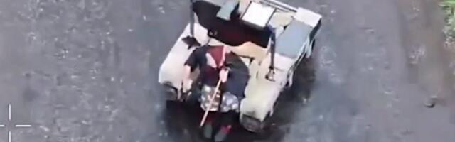 "BAKO, UPADAJ!" Robot spasio staricu na liniji fronta u Ukrajini! Jedva hodala sa dva štapa, a onda je stigao!