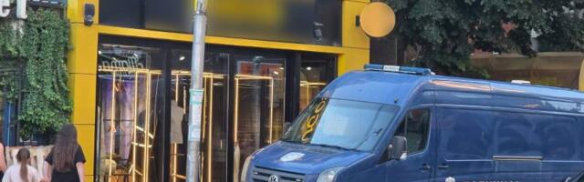 Policija izuzima predmete iz butika: napad u Novom Pazaru, jedna osoba i dalje teško povređena