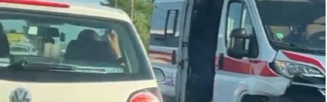 Sudarili se automobil i vozilo Hitne pomoći (VIDEO)