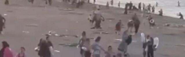 LJUDI SPASAVAJU GLAVE NA RAMENIMA, OPŠTA BEŽANIJA! Hvataju decu i trče, dok ruske snage jure teroriste na plaži Mahačkale! (VIDEO)