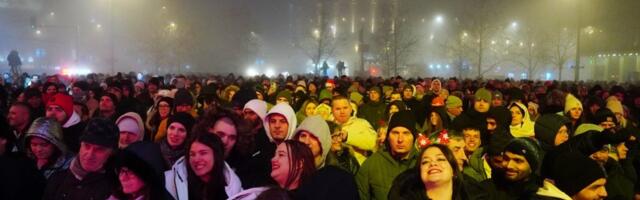 OVAKO JE IZGLEDAO DOČEK NOVE GODINE NA TRGU REPUBLIKE: Beograđani i gosti slavili uz Harisa Džinovića i VATROMET (FOTO/VIDEO)