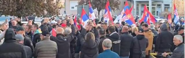 NOVOSAĐANI KOJI PEŠAČE NA SKUP U BEOGRADU STIGLI U NOVE BANOVCE: Građani ih dočekali sa oduševljenjem (VIDEO)