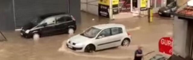 POTOP u Kragujevcu: Automobili se jedva probijaju POPLAVLJENIM ULICAMA (VIDEO)