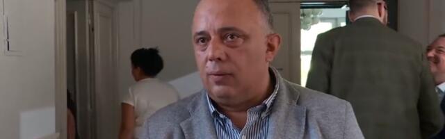 Predsednik Skupštine Niša u pratnji opozicije i medija dao urin za test na drogu