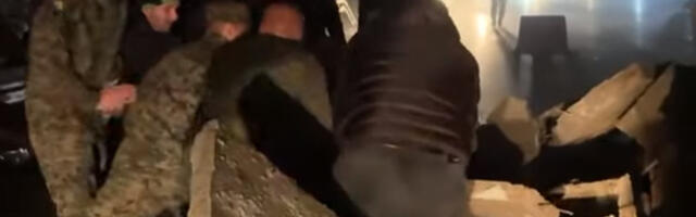 Haos na putu Tuzla–Sarajevo: Potporni zid se obrušio na kolovoz, ogroman odron čistili i vojnici