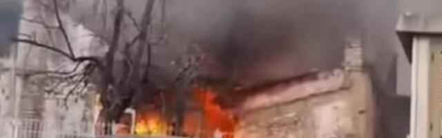 FOTO, VIDEO: Goreo napušteni objekat kraj stambenih zgrada na Telepu