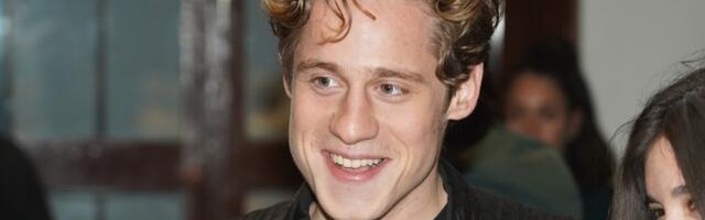 ON (25) JE NAŠ NAJINTELIGENTNIJI glumac - ima IQ 156:  Debitovao je u hit filmu sa 18 godina -  danas uživa u vezi sa 14 godina starijom koleginicom (FOTO)