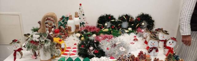 PACIJENTI PRIREDILI NOVOGODIŠNJI BAZAR: Izloženi ručni radovi u lozničkom Zdravstvenom centru (FOTO)