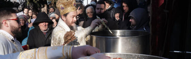 Богојављење на Чукарици: Литургија, литија и пливање за Часни крст