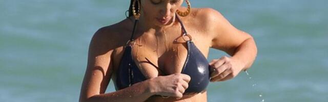 PROBALA RAZNE POZE U MORU PA POKAZALA I PREVIŠE! Od vrućih fotki "može da se rikne" - starleta u mikro kupaćem kida