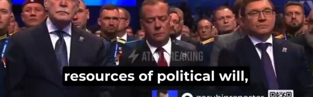 HIT  SNIMAK IZ KREMLJA! Pogledajte šta radi Medvedev u publici dok Putin drži govor (VIDEO)