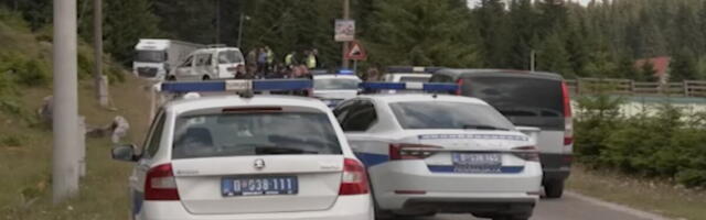PRVE SLIKE S MESTA TRAGEDIJE NA GOLIJI: Dečak (15) poginuo, ispao u prevrtanju automobila (FOTO)