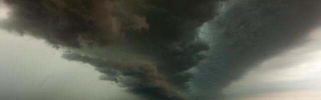RAZORNA OLUJA ODNELA SVE PRED SOBOM! Grom ubio muškarca, drvo usmrtilo ženu - TORNADO OSTAVIO IZA SEBE HAOS! (VIDEO)