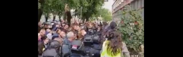 Incidenti od ranog jutra ispred suda u Novom Sadu: Policija opet upotrebila biber sprej (VIDEO)