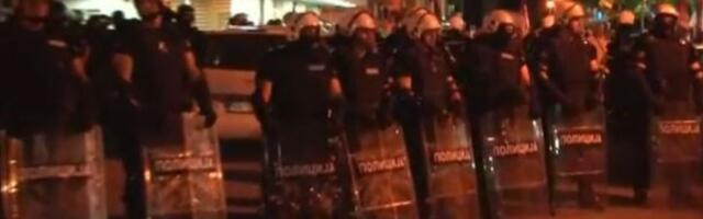 NAPETO U ŠAPCU Susret građana i SNS-ovaca, razdvaja ih policija (VIDEO)