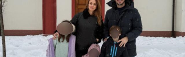 Nikola Rokvić sa porodicom obeležio Božić ispred crkve: Pevač poslao jaku poruku ljudima