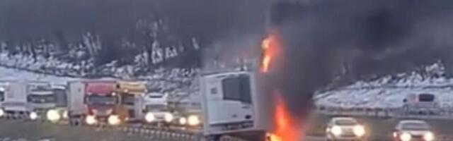 BUKTI POŽAR NA KAMIONU: Kulja crni dim iz vozila, napravio se zastoj ka Beogradu! (VIDEO)