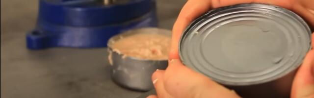 SKANDAL! Ovo je moglo nekog da ubije: Pogledajte šta je čovek našao u tunjevini (FOTO)