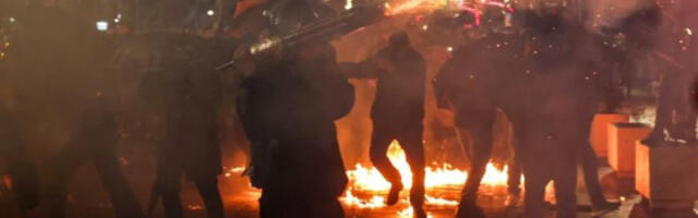 Демонстранти бацали Молотовљеве коктеле и пиротехнику на зграду владе у Тирани