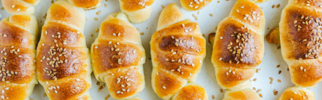 Najukusnije kiflice od lisnatog testa sa susamom: Savršene za doručak, večeru, ili posluženje za goste