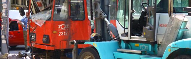 SMRSKANA KABINA I TONE SRČE: Ovako izgleda izvlačenje tramvaja koji se zakucao u zgradu na Dorćolu!