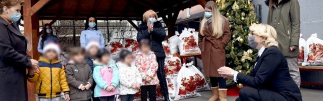 Mozzart i ministarka Kisić Tepavčević uručili paketiće u Zvečanskoj