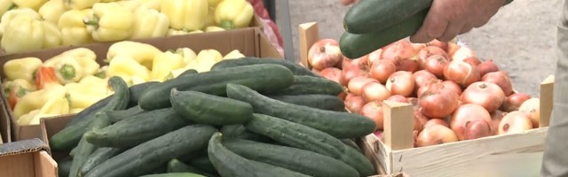 Na tutinskoj pijaci dobra ponuda robe. Zadovoljni i kupci i prodavci