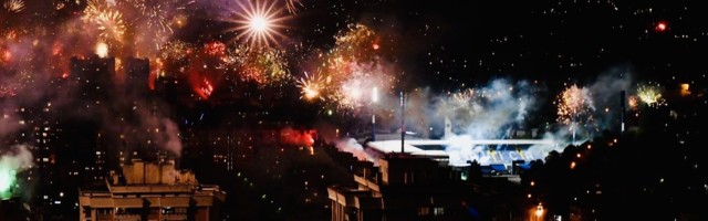 Manijaci nezapamćenim vatrometom zapalili nebo iznad Sarajeva za Željin 100. rođendan