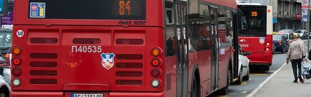 Nezgoda kod Pančevca: Autobus bez vozača završio u jarku (FOTO)
