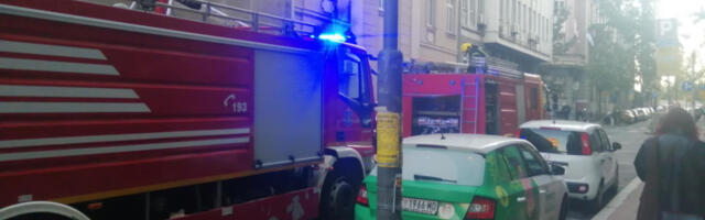 PRVI SNIMCI IZ VLAJKOVIĆEVE Vatrogasci stigli da gase požar, na licu mesta i policija (FOTO/VIDEO)