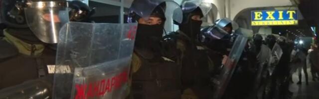 Protest ispred prostorija SNS u Novom Sadu: Žandarmerija potiskuje građane (VIDEO)