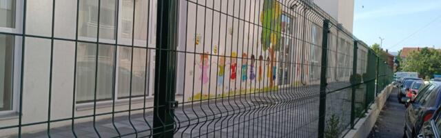 Više od godinu dana od „svečanog otvaranja“ vrtića „Višnjica“ u Panteleju, raspisan tender za uređenje dvorišta