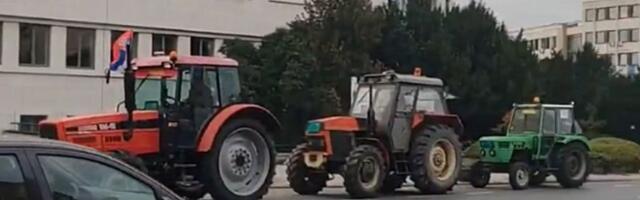 Počeo protest poljoprivrednika: Prvi traktori stigli u Novi Sad (VIDEO)