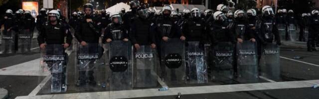 MUP o incidentu ispred Skupštine: Zapaljen šator sa ljudima unutra, ima povređenih policajaca