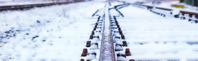 Putnici od sinoć zarobljeni na železničkoj stanici u Kninu: Nema alternativnog prevoza, ništa ne radi