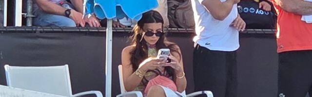 Misteriozna lepotica sedela blizu Đokovića i gledala njegov trening na AO, brineta je u vezi sa Srbinom