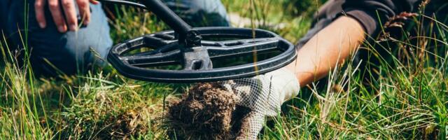 Izašli na livadu, uključili DETEKTOR ZA METAL i pronašli neverovatno blago: Ubrzo su postali MILIONERI!