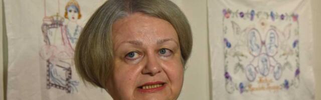 OD NOVINARKE DO MAJSTORICE TRUKOVANJA: Zlatne ruke Smiljkine! Rekonstruisala mustre vezenih portreta Karađorđevića (FOTO)