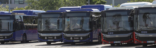 Horor u Zemunu: Ženu zaglavljenu u vratima autobusa vozač vukao ulicom, zadobila jezive povrede